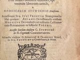 un vieux livre écrit posé sur une table