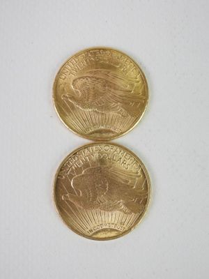 deux pièces d'or posées côte à côte sur une surface blanche