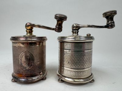 paire de moulins à café anciens en métal argenté, sur socle