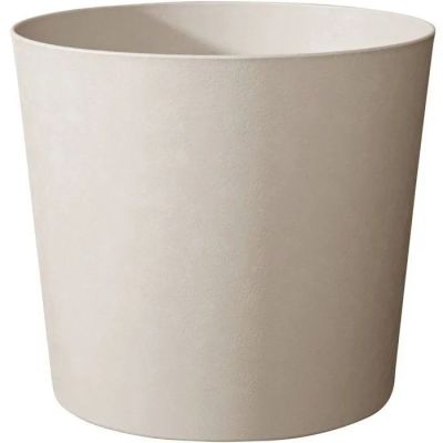 La tasse blanche est vide et prête à servir de pot de fleurs.