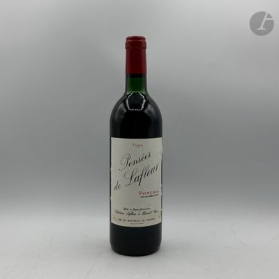 la bouteille de vin rouge est posée sur la table