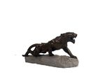une statue de lion posée sur un rocher, sur fond blanc