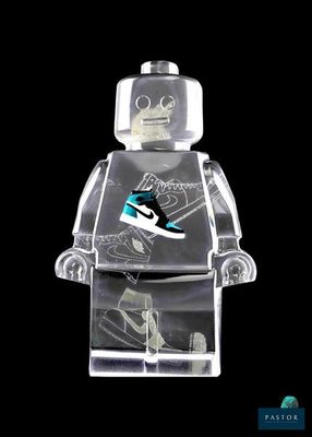 un bonhomme Lego avec un skateboard sur fond noir