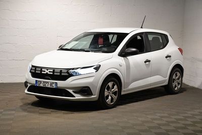 la voiture blanche est garée dans un garage dont le sol est recouvert de carreaux