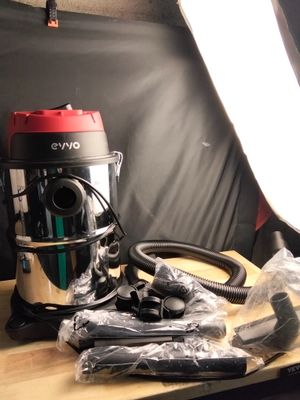 une photo d'un aspirateur et d'autres objets posés sur une table
