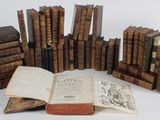 plusieurs vieux livres sont empilés sur une table