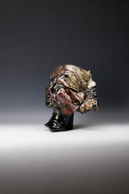 une image représentant une sculpture représentant une tête de femme posée sur une table
