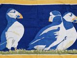 des oiseaux bleus et blancs sur fond jaune, le tout sur fond bleu