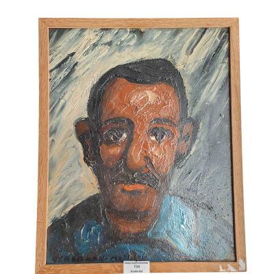 un tableau représentant un homme moustachu, dans un cadre en bois