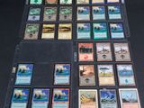 une photo d'une table sur laquelle sont posées de nombreuses cartes