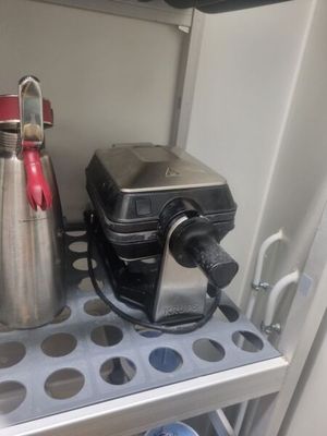 deux bouilloires et une cafetière sur une étagère