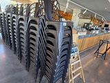 le nombre de chaises alignées dans une pièce