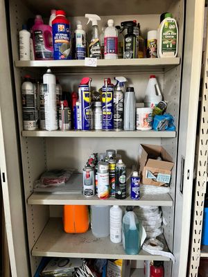 une armoire remplie de produits d'entretien et d'autres articles