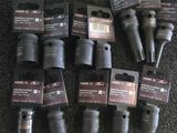 Plusieurs types de microphones sont posés sur un tapis