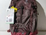 un sac à dos marron et rouge sur lequel est accrochée une étiquette de prix