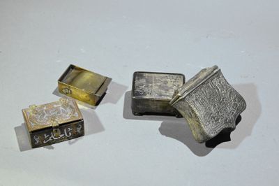 trois pièces d'argent et d'or sur un fond blanc