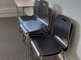 quatre chaises dans un coin de la pièce, près d'une table