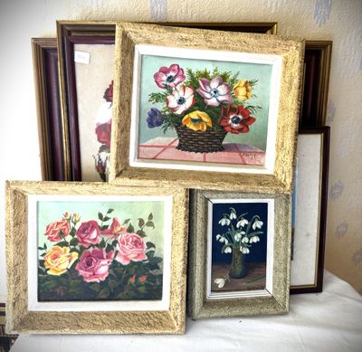 trois photos encadrées représentant des fleurs dans un panier posé sur une table