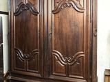 une grande armoire en bois au milieu d'une pièce