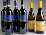plusieurs bouteilles de vin sont alignées sur une table