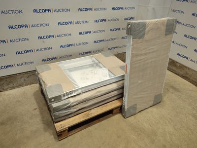 une pile de cartons et un matelas posés sur une palette devant un mur