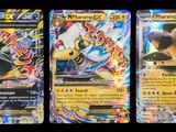 trois cartes Pokémon présentant des motifs différents sur un fond noir