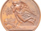 une image représentant une médaille de bronze sur laquelle figure un ange, vu de dos