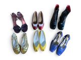 plusieurs paires de chaussures de femmes sont alignées sur une surface blanche