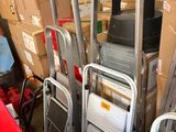 beaucoup de cartons et de bagages dans un local de stockage