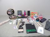 beaucoup de produits de maquillage et de beauté posés sur une table