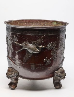 un saladier en métal orné d'un motif représentant un oiseau et des fleurs