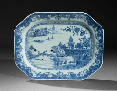 plat bleu et blanc orné d'un paysage