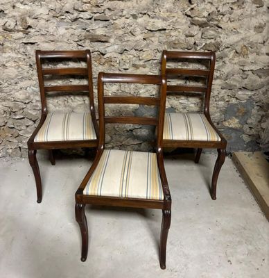 Trois chaises à dossier bandeau en placage d'acajou.