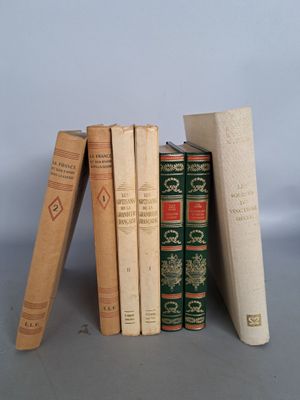 plusieurs vieux livres sont empilés sur une table