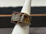 une image représentant une bague sertie de diamants et de rubis