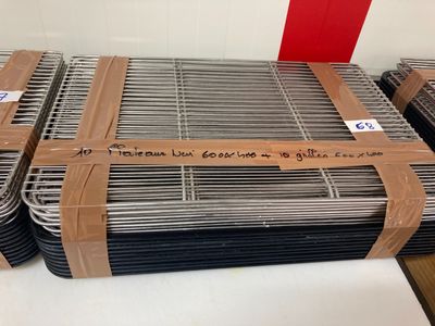 de nombreux types de barres d'acier exposés dans un magasin