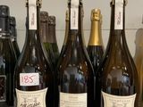 plusieurs bouteilles de vin sont alignées sur un comptoir