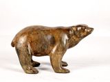 une petite statue représentant un ours polaire sur fond blanc