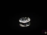 gros plan d'un diamant sur une surface noire