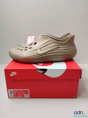 la chaussure est posée sur la boîte, sur la table