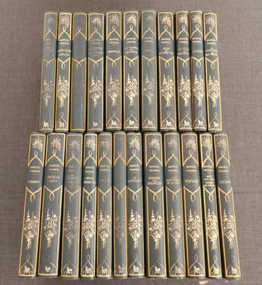un coffret de douze livres à la couverture bleue rehaussée de dorures