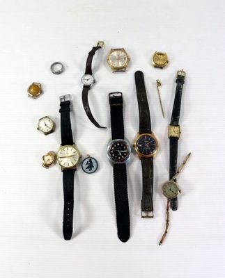 tout un tas de montres posées sur une table