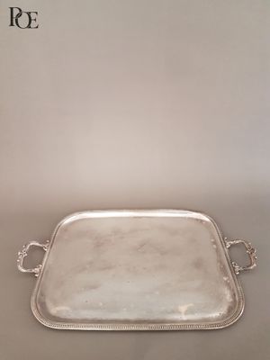 un plateau ancien en argent avec des poignées et des poignées sur une table