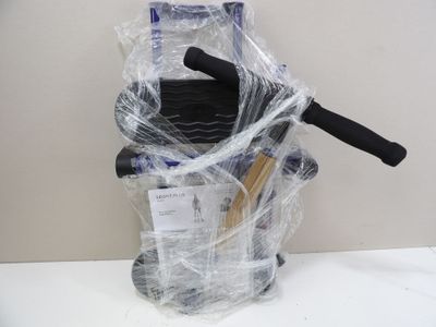 un sac en plastique rempli d'objets posé sur une table