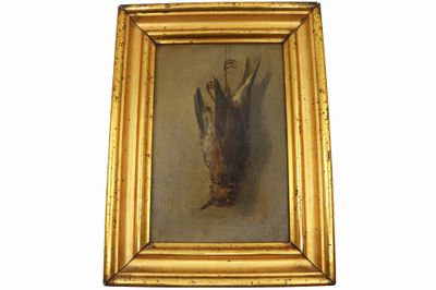 une image représentant un tableau d'un oiseau mort accroché à un mur