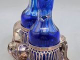 deux vases en verre bleu posés sur un plateau en argent