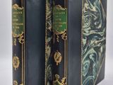 deux livres noirs à la couverture verte et aux bordures dorées
