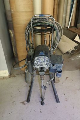 une machine placée au milieu d'une pièce
