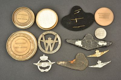 plusieurs types différents d'insignes et de pin's militaires sur un fond noir