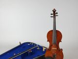 un violon et un étui à violon sur une surface blanche